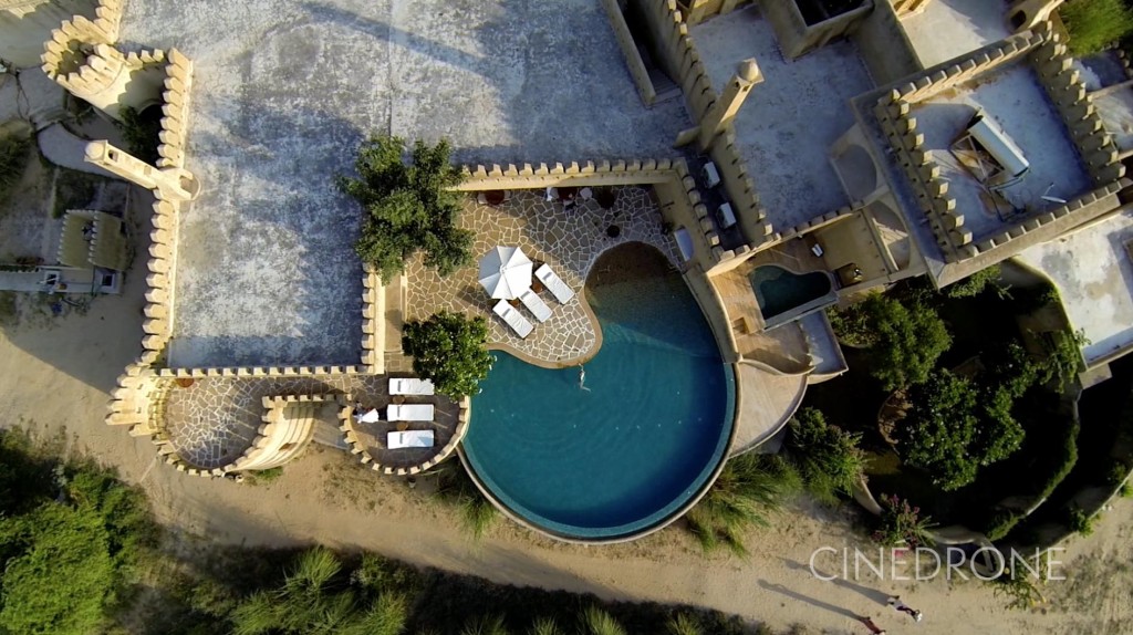Une piscine en Inde vue du ciel par drone